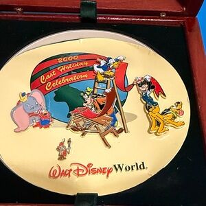 Walt Disney World, 2000 cast holiday celebration five pin set